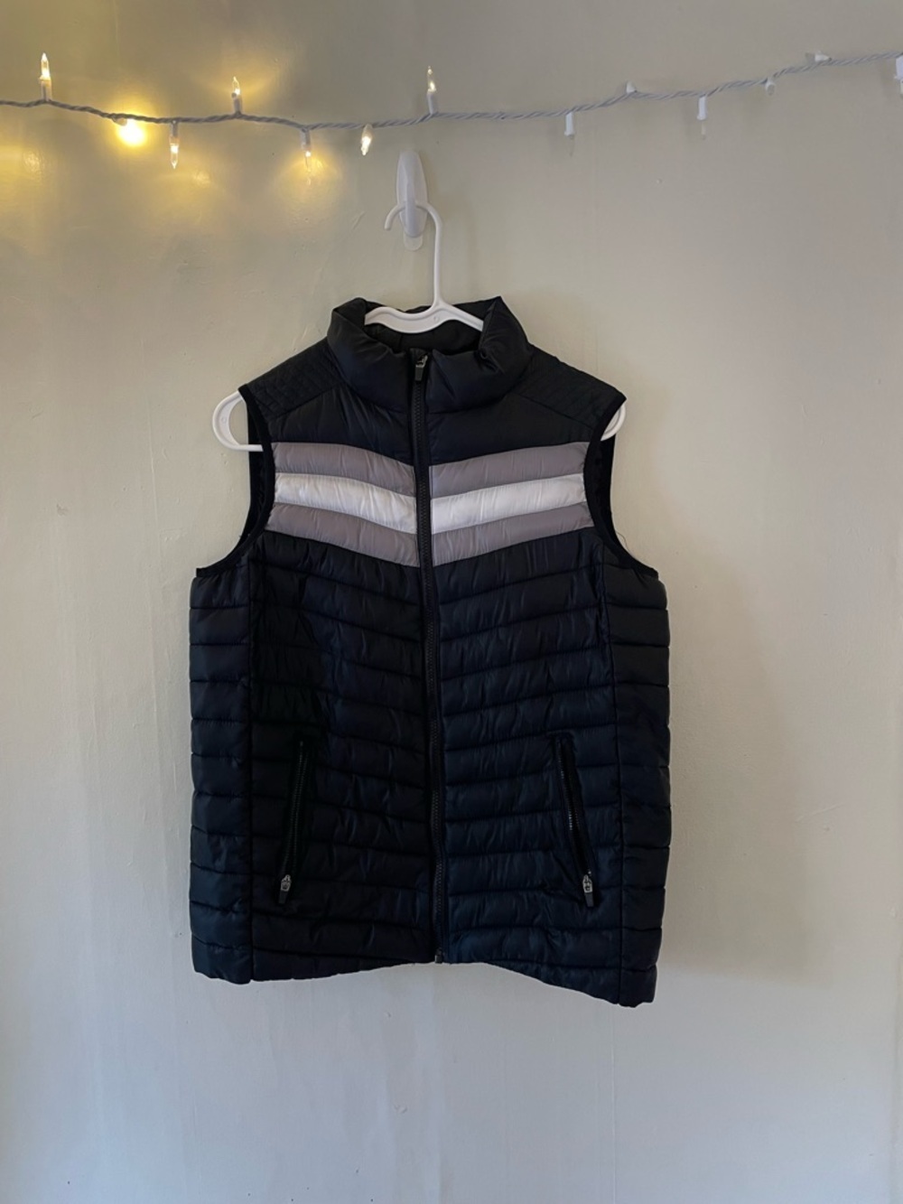Fabletics Black Quilted Puffer Vest Gray White Chevron Active Yoga Comfy Light - Picture 6 of 16